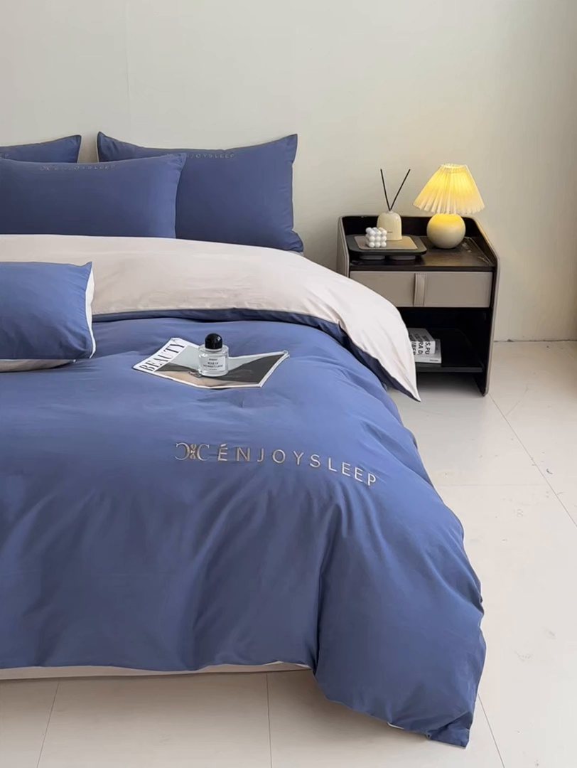 91家纺网 家纺一手货源 找家纺 小叮当家纺仓储工厂店 (买家秀 爆款花型 不断货)2025新款A类全棉纯棉加厚磨毛刺绣纯棉不掉毛四件套 缪斯-迷雾蓝+印月灰