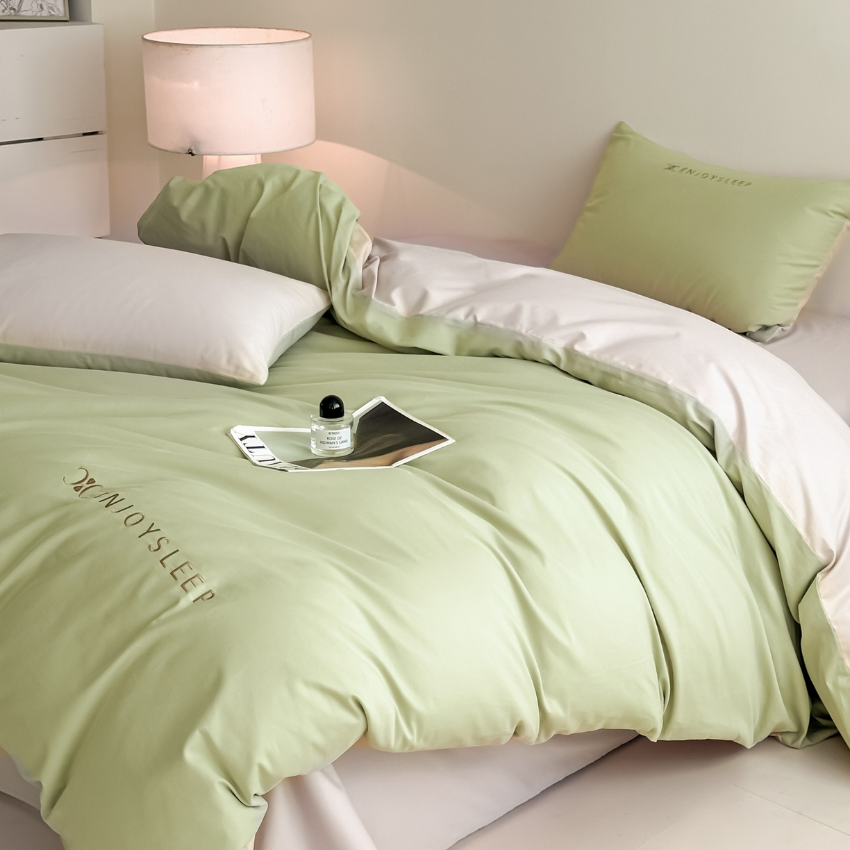 91家纺网 家纺一手货源 找家纺 小叮当家纺仓储工厂店 (买家秀 爆款花型 不断货)2025新款A类全棉纯棉加厚磨毛刺绣纯棉不掉毛四件套 缪斯-艾草绿+印月灰