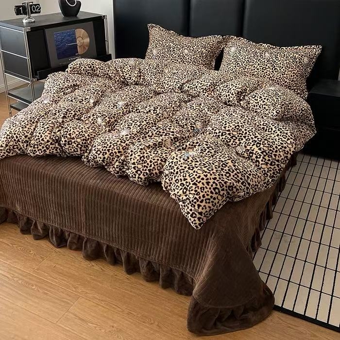仟网汇 2025新款亲肤舒适双面牛奶绒床盖款四件套 豹纹kt咖