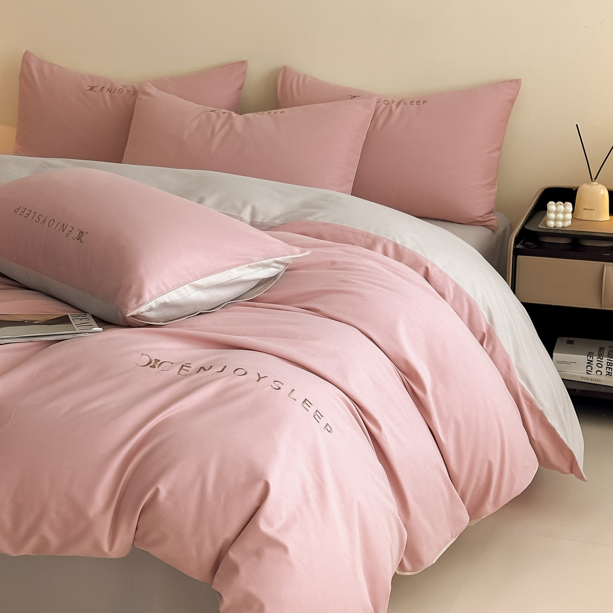 91家纺网 家纺一手货源 找家纺 小叮当家纺仓储工厂店 (买家秀 爆款花型 不断货)2025新款A类全棉纯棉加厚磨毛刺绣纯棉不掉毛四件套 缪斯-藕荷粉+印月灰