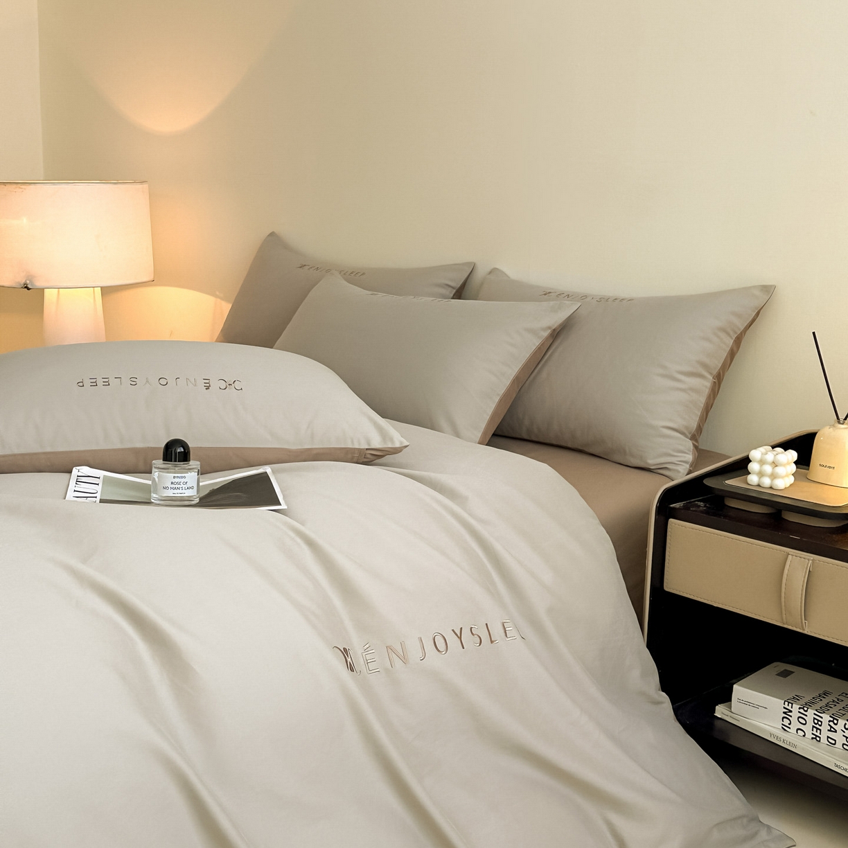 91家纺网 家纺一手货源 找家纺 小叮当家纺仓储工厂店 (买家秀 爆款花型 不断货)2025新款A类全棉纯棉加厚磨毛刺绣纯棉不掉毛四件套 缪斯-星辰灰+亚麻咖