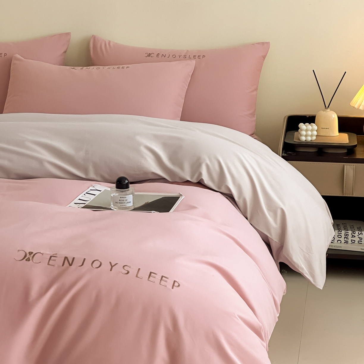 91家纺网 家纺一手货源 找家纺 小叮当家纺仓储工厂店 (买家秀 爆款花型 不断货)2025新款A类全棉纯棉加厚磨毛刺绣纯棉不掉毛四件套 缪斯-藕荷粉+印月灰