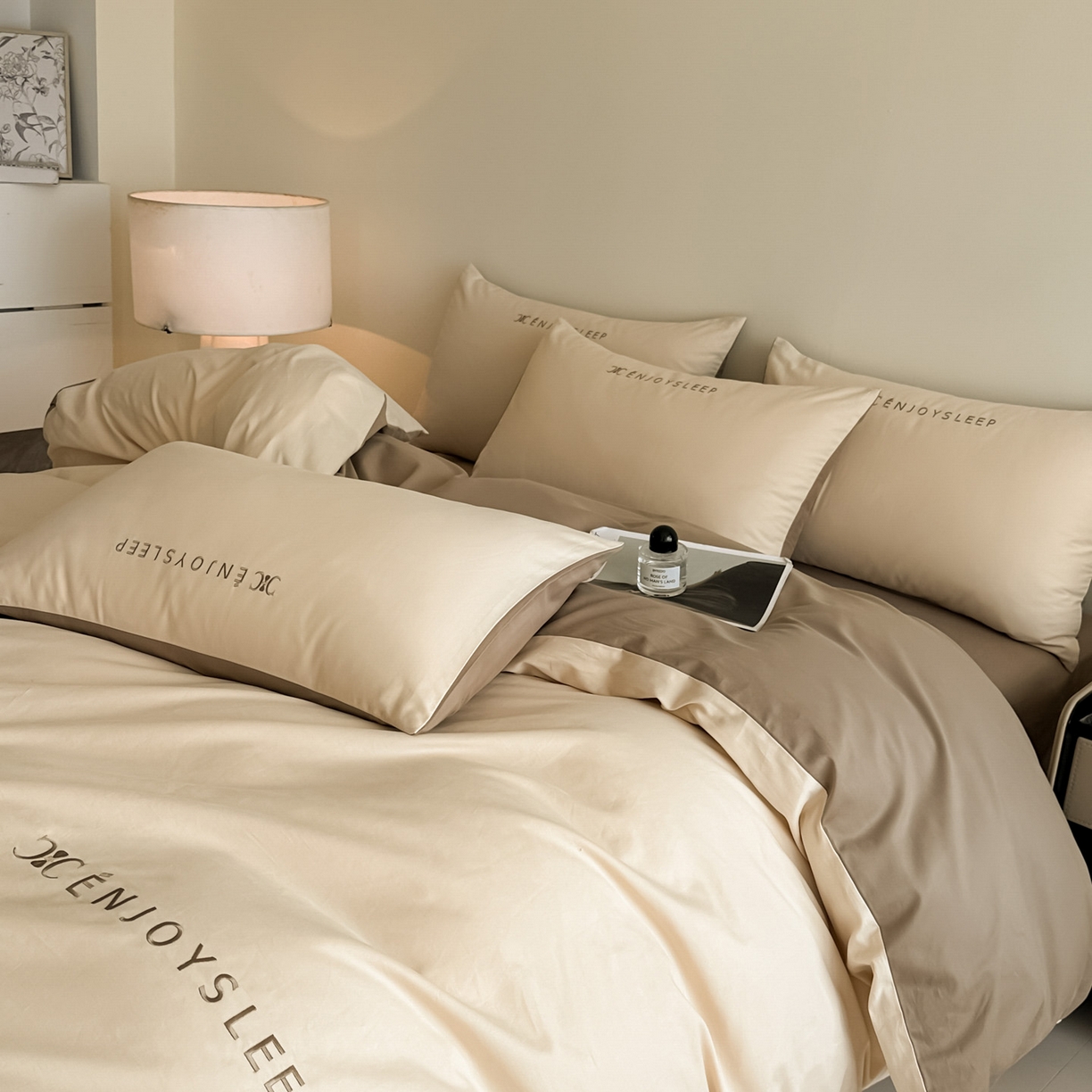 91家纺网 家纺一手货源 找家纺 小叮当家纺仓储工厂店 (买家秀 爆款花型 不断货)2025新款A类全棉纯棉加厚磨毛刺绣纯棉不掉毛四件套 缪斯-星月米+亚麻咖