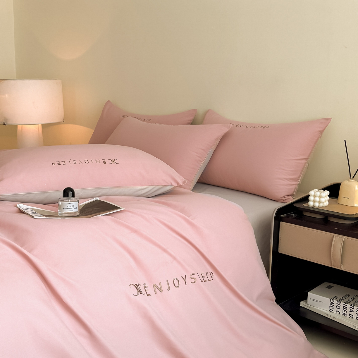 91家纺网 家纺一手货源 找家纺 小叮当家纺仓储工厂店 (买家秀 爆款花型 不断货)2025新款A类全棉纯棉加厚磨毛刺绣纯棉不掉毛四件套 缪斯-藕荷粉+印月灰