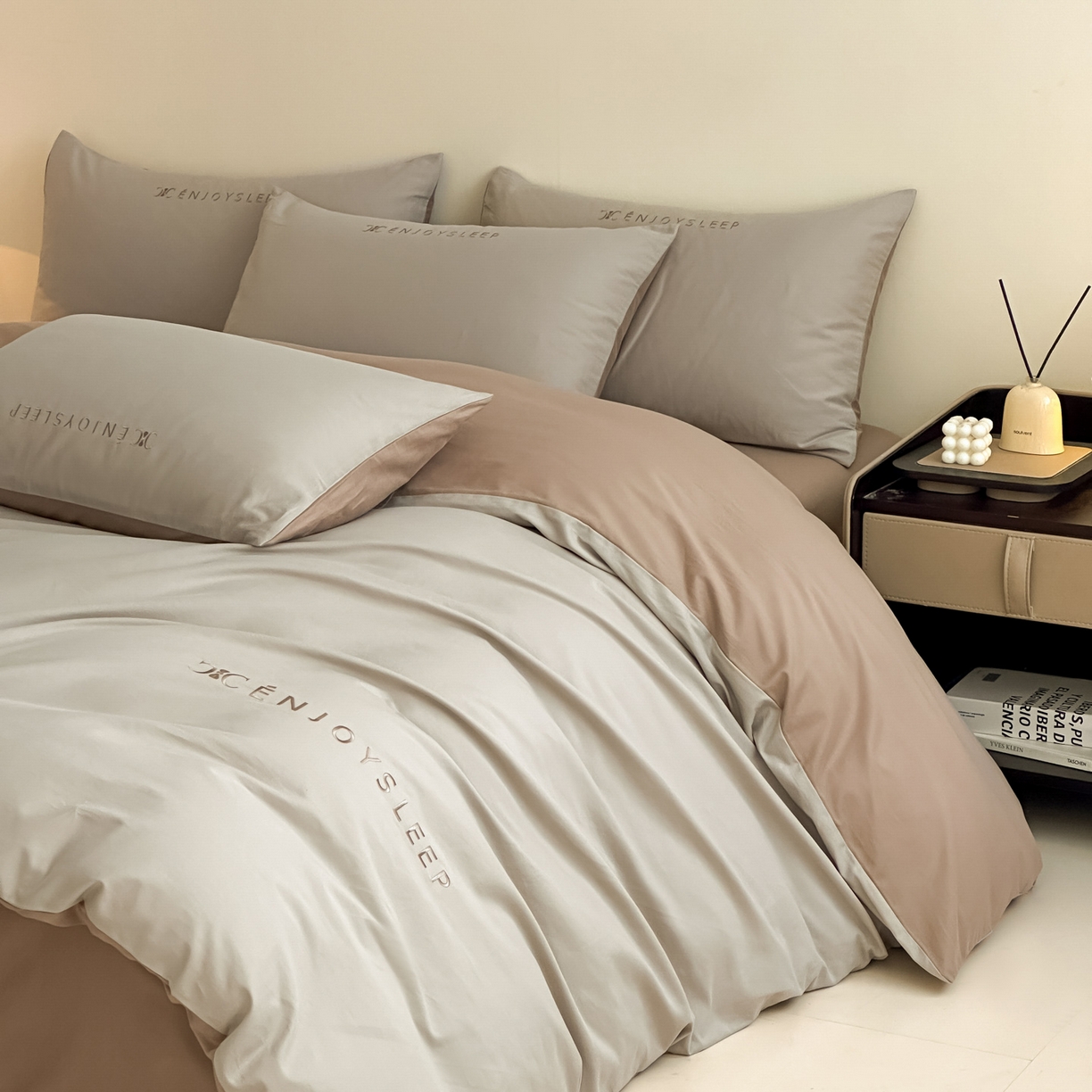 91家纺网 家纺一手货源 找家纺 小叮当家纺仓储工厂店 (买家秀 爆款花型 不断货)2025新款A类全棉纯棉加厚磨毛刺绣纯棉不掉毛四件套 缪斯-星辰灰+亚麻咖