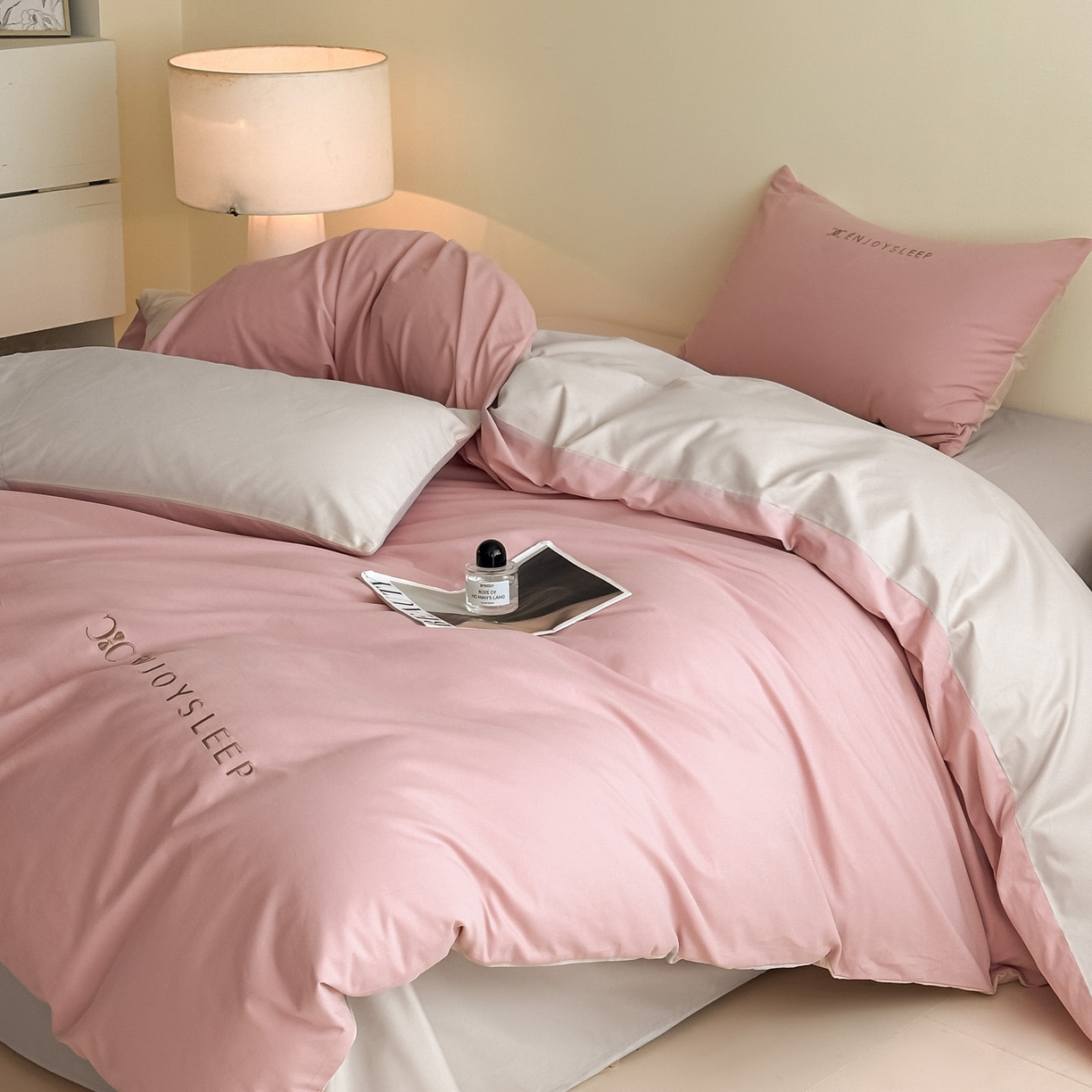 91家纺网 家纺一手货源 找家纺 小叮当家纺仓储工厂店 (买家秀 爆款花型 不断货)2025新款A类全棉纯棉加厚磨毛刺绣纯棉不掉毛四件套 缪斯-藕荷粉+印月灰