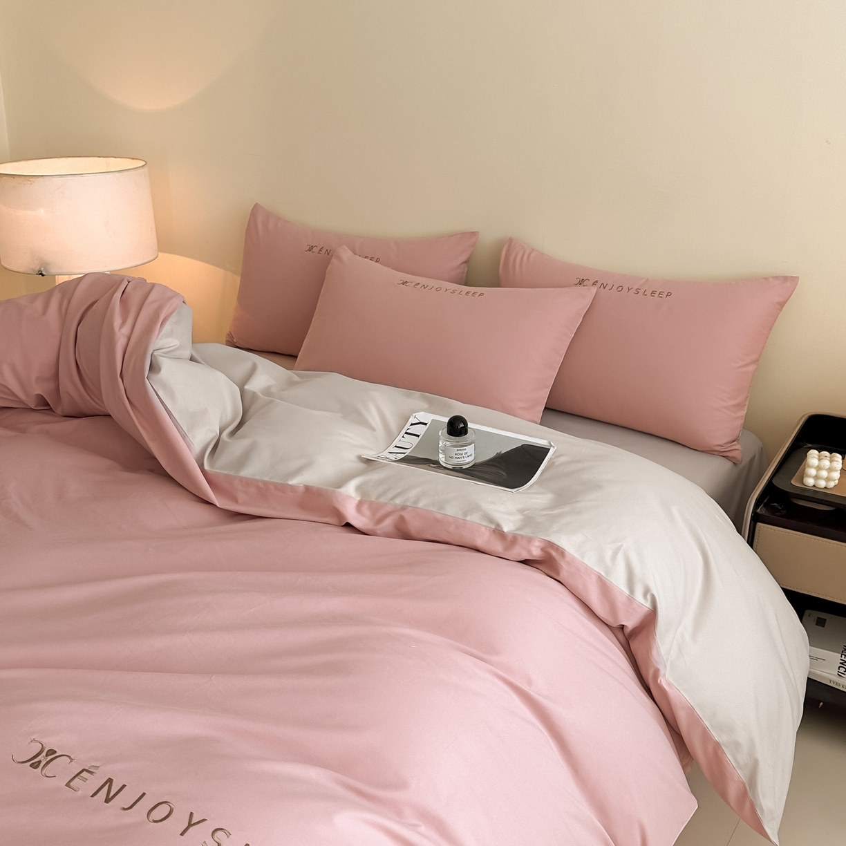 91家纺网 家纺一手货源 找家纺 小叮当家纺仓储工厂店 (买家秀 爆款花型 不断货)2025新款A类全棉纯棉加厚磨毛刺绣纯棉不掉毛四件套 缪斯-藕荷粉+印月灰