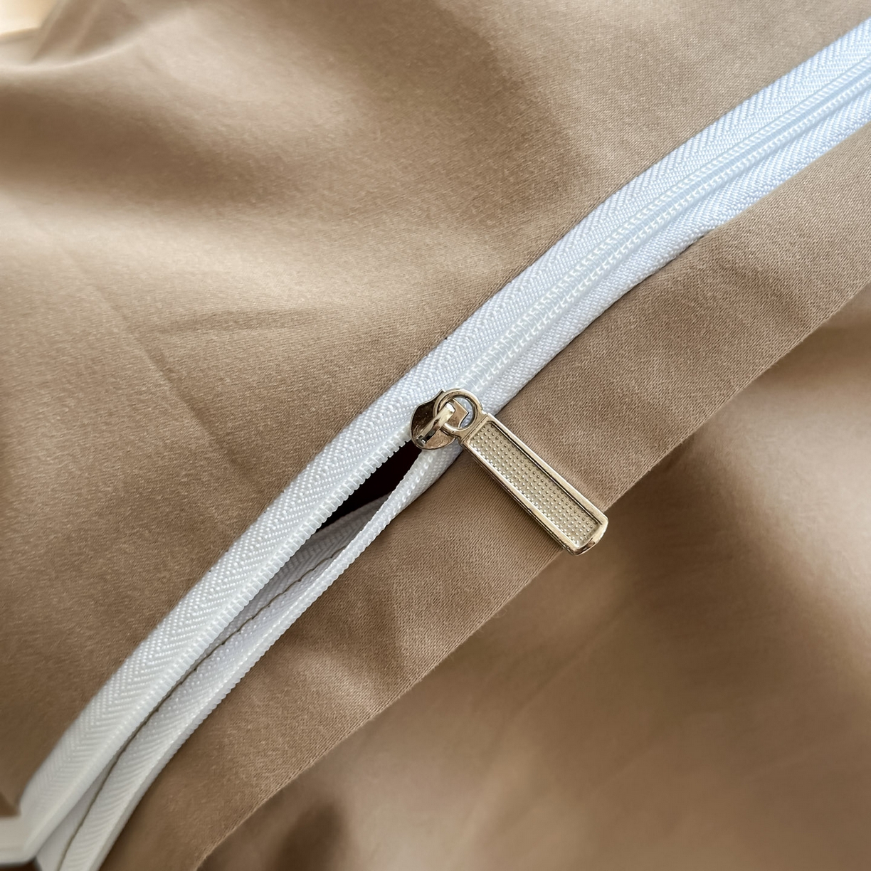 91家纺网 家纺一手货源 找家纺 小叮当家纺仓储工厂店 (买家秀 爆款花型 不断货)2025新款A类全棉纯棉加厚磨毛刺绣纯棉不掉毛四件套 缪斯-星月米+亚麻咖