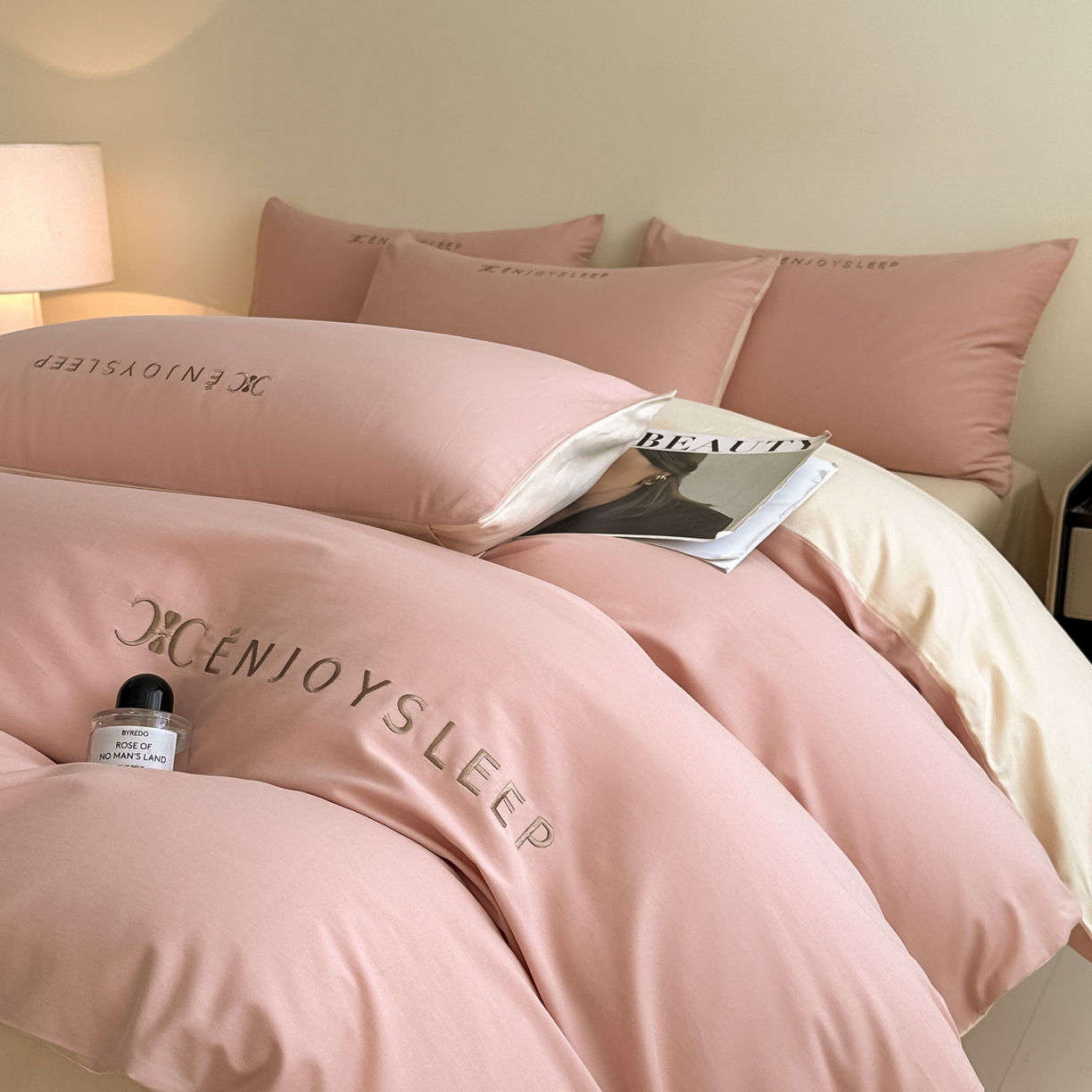 91家纺网 家纺一手货源 找家纺 小叮当家纺仓储工厂店 (买家秀 爆款花型 不断货)2025新款A类全棉纯棉加厚磨毛刺绣纯棉不掉毛四件套 缪斯-暖心粉+星月米