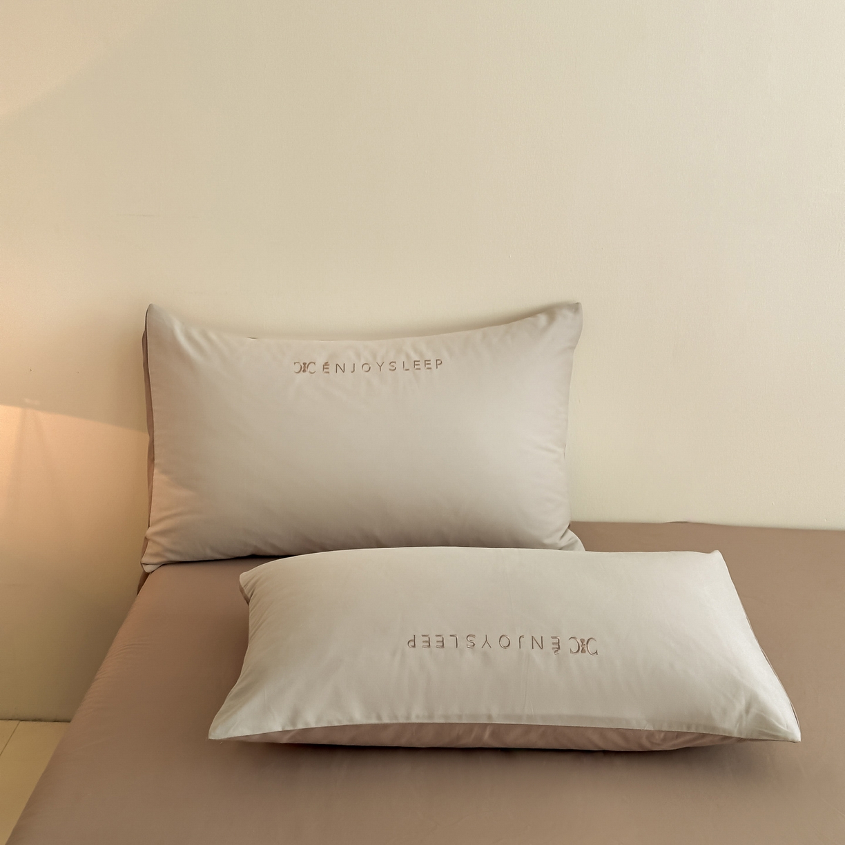 91家纺网 家纺一手货源 找家纺 小叮当家纺仓储工厂店 (买家秀 爆款花型 不断货)2025新款A类全棉纯棉加厚磨毛刺绣纯棉不掉毛四件套 缪斯-星辰灰+亚麻咖