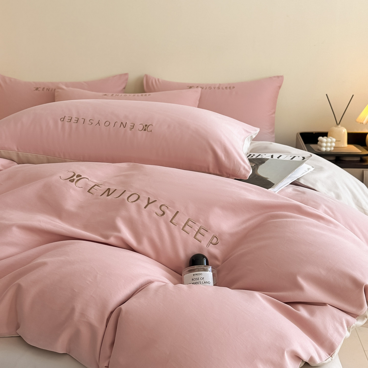 小叮当家纺仓储工厂店 (买家秀 爆款花型 不断货)2025新款A类全棉纯棉加厚磨毛刺绣纯棉不掉毛四件套 缪斯-藕荷粉+印月灰