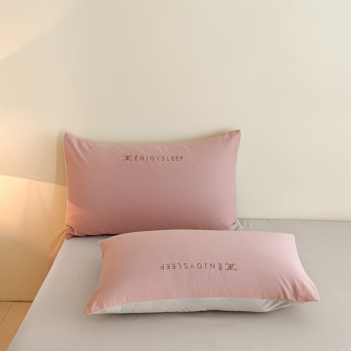 91家纺网 家纺一手货源 找家纺 小叮当家纺仓储工厂店 (买家秀 爆款花型 不断货)2025新款A类全棉纯棉加厚磨毛刺绣纯棉不掉毛四件套 缪斯-藕荷粉+印月灰