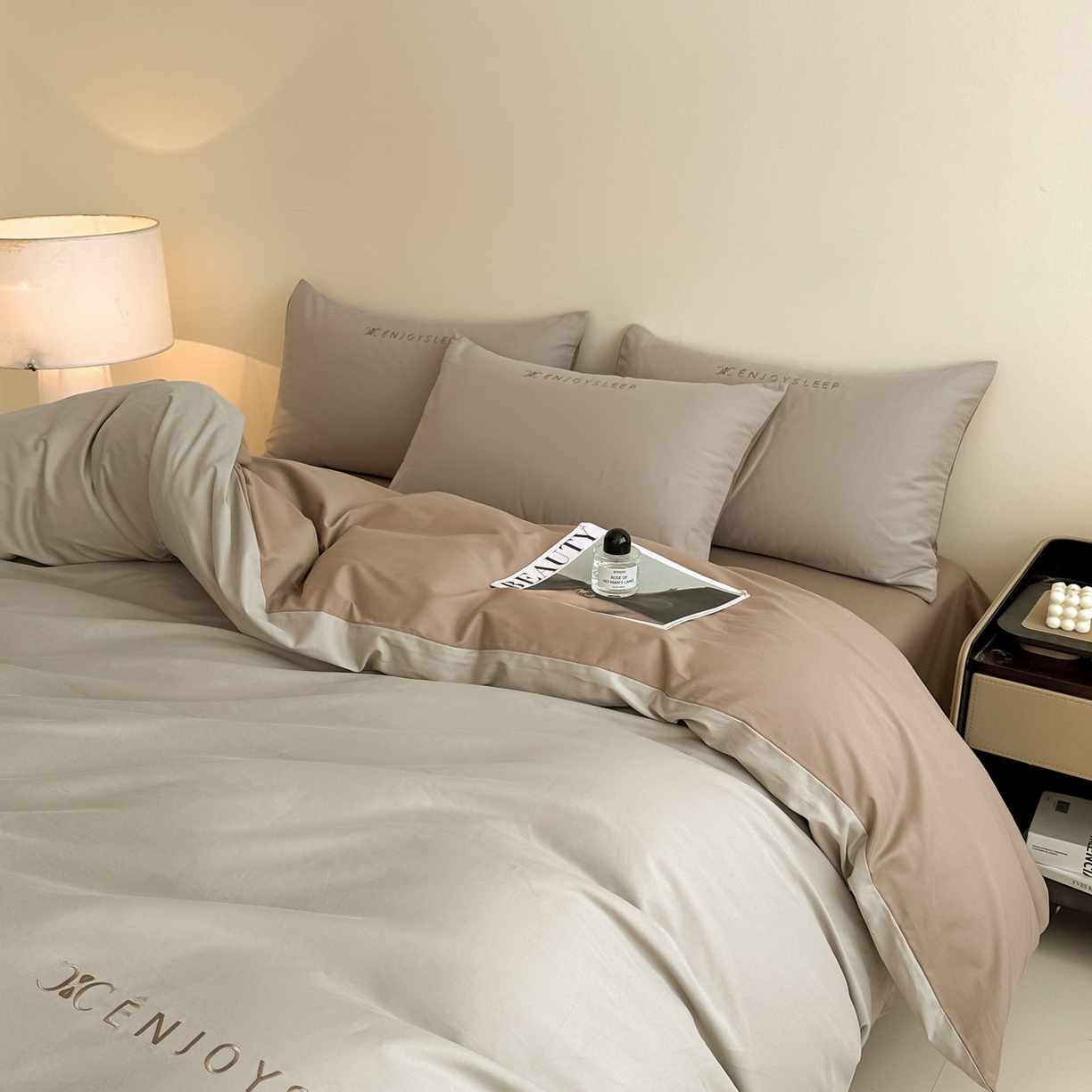 91家纺网 家纺一手货源 找家纺 小叮当家纺仓储工厂店 (买家秀 爆款花型 不断货)2025新款A类全棉纯棉加厚磨毛刺绣纯棉不掉毛四件套 缪斯-星辰灰+亚麻咖