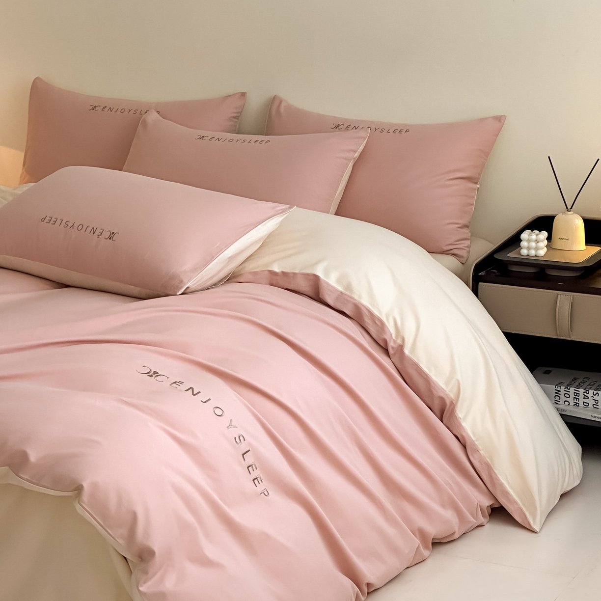 91家纺网 家纺一手货源 找家纺 小叮当家纺仓储工厂店 (买家秀 爆款花型 不断货)2025新款A类全棉纯棉加厚磨毛刺绣纯棉不掉毛四件套 缪斯-暖心粉+星月米