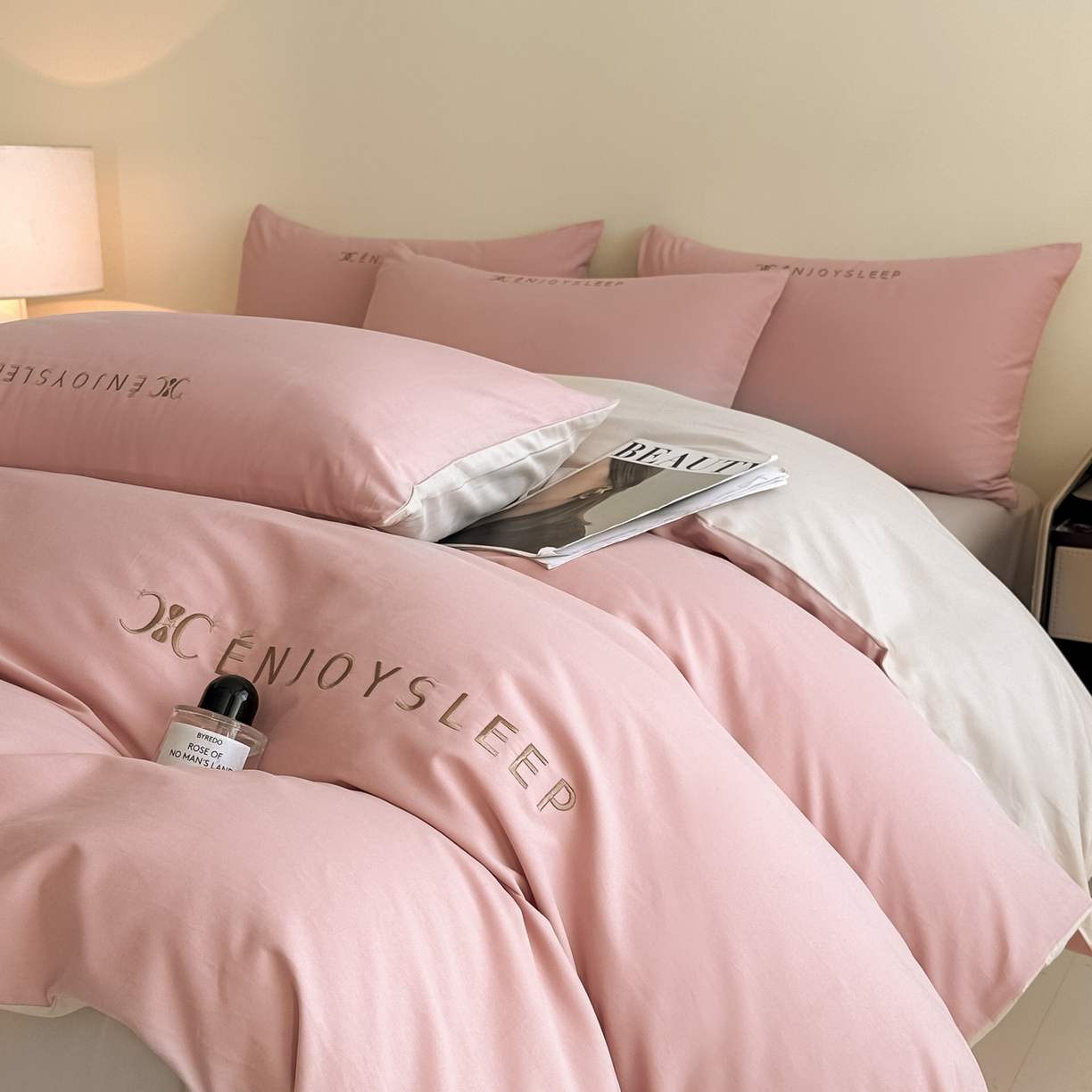 91家纺网 家纺一手货源 找家纺 小叮当家纺仓储工厂店 (买家秀 爆款花型 不断货)2025新款A类全棉纯棉加厚磨毛刺绣纯棉不掉毛四件套 缪斯-藕荷粉+印月灰