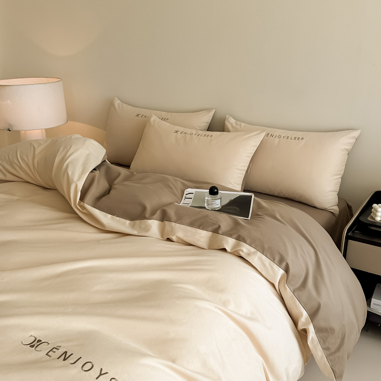 91家纺网 家纺一手货源 找家纺 小叮当家纺仓储工厂店 (买家秀 爆款花型 不断货)2025新款A类全棉纯棉加厚磨毛刺绣纯棉不掉毛四件套 缪斯-星月米+亚麻咖