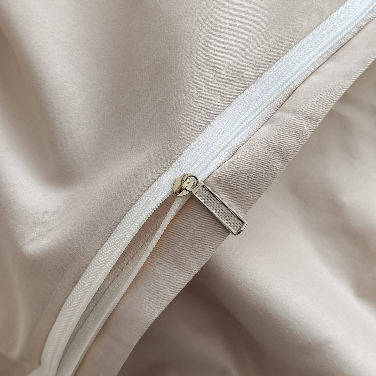 91家纺网 家纺一手货源 找家纺 小叮当家纺仓储工厂店 (买家秀 爆款花型 不断货)2025新款A类全棉纯棉加厚磨毛刺绣纯棉不掉毛四件套 缪斯-藕荷粉+印月灰