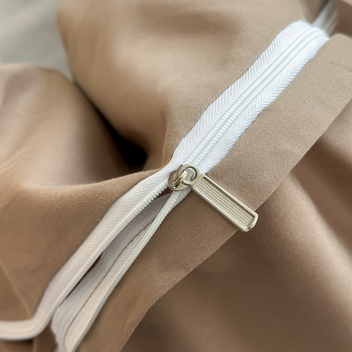 91家纺网 家纺一手货源 找家纺 小叮当家纺仓储工厂店 (买家秀 爆款花型 不断货)2025新款A类全棉纯棉加厚磨毛刺绣纯棉不掉毛四件套 缪斯-星辰灰+亚麻咖