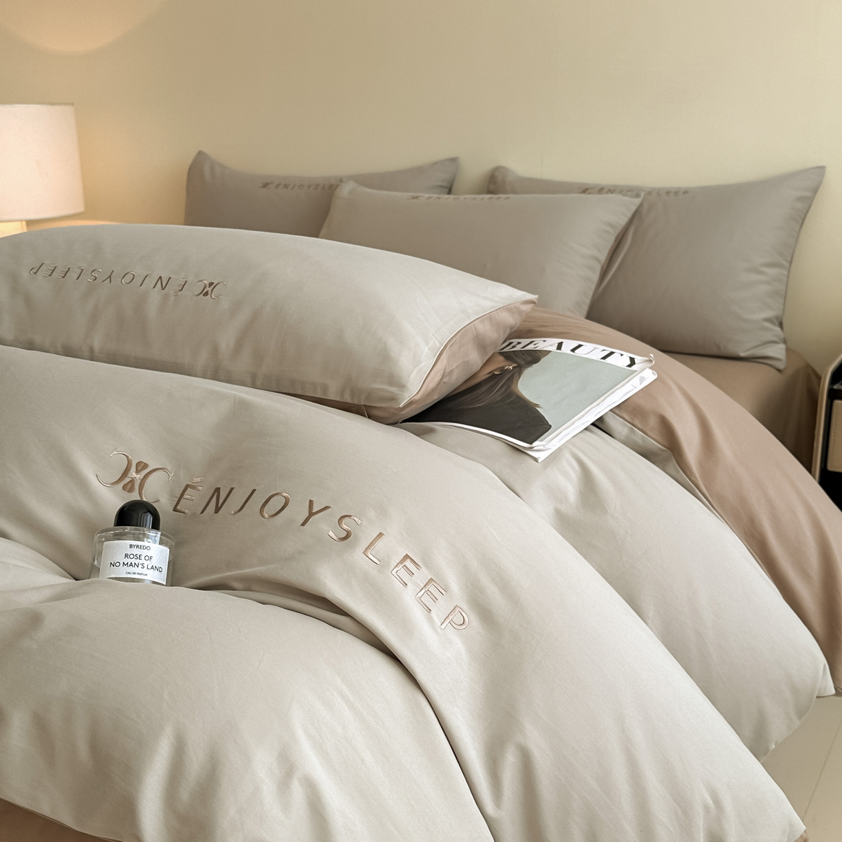 91家纺网 家纺一手货源 找家纺 小叮当家纺仓储工厂店 (买家秀 爆款花型 不断货)2025新款A类全棉纯棉加厚磨毛刺绣纯棉不掉毛四件套 缪斯-星辰灰+亚麻咖