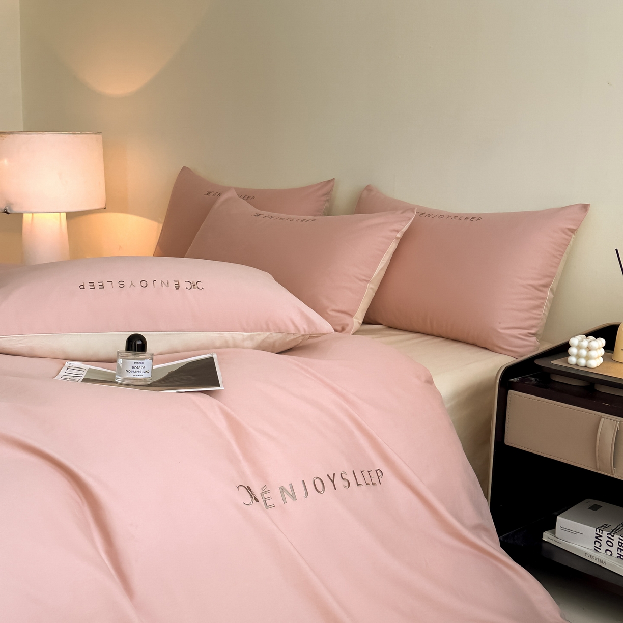 91家纺网 家纺一手货源 找家纺 小叮当家纺仓储工厂店 (买家秀 爆款花型 不断货)2025新款A类全棉纯棉加厚磨毛刺绣纯棉不掉毛四件套 缪斯-暖心粉+星月米