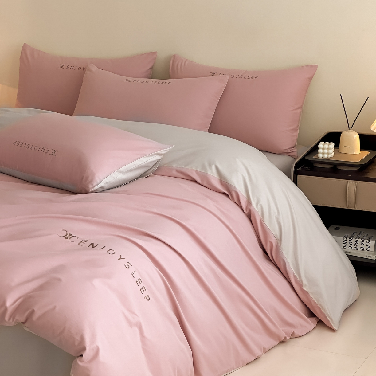 91家纺网 家纺一手货源 找家纺 小叮当家纺仓储工厂店 (买家秀 爆款花型 不断货)2025新款A类全棉纯棉加厚磨毛刺绣纯棉不掉毛四件套 缪斯-藕荷粉+印月灰