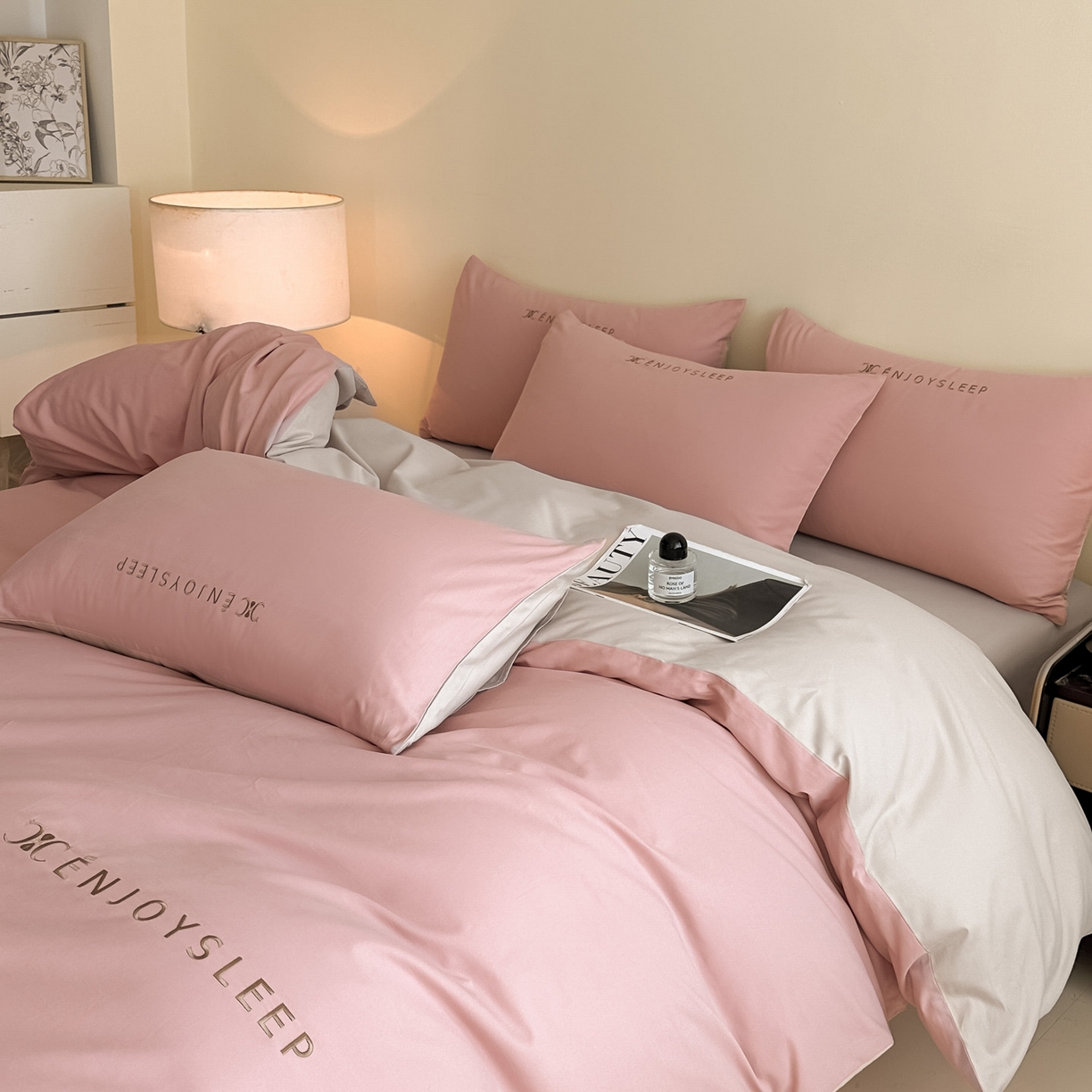 91家纺网 家纺一手货源 找家纺 小叮当家纺仓储工厂店 (买家秀 爆款花型 不断货)2025新款A类全棉纯棉加厚磨毛刺绣纯棉不掉毛四件套 缪斯-藕荷粉+印月灰