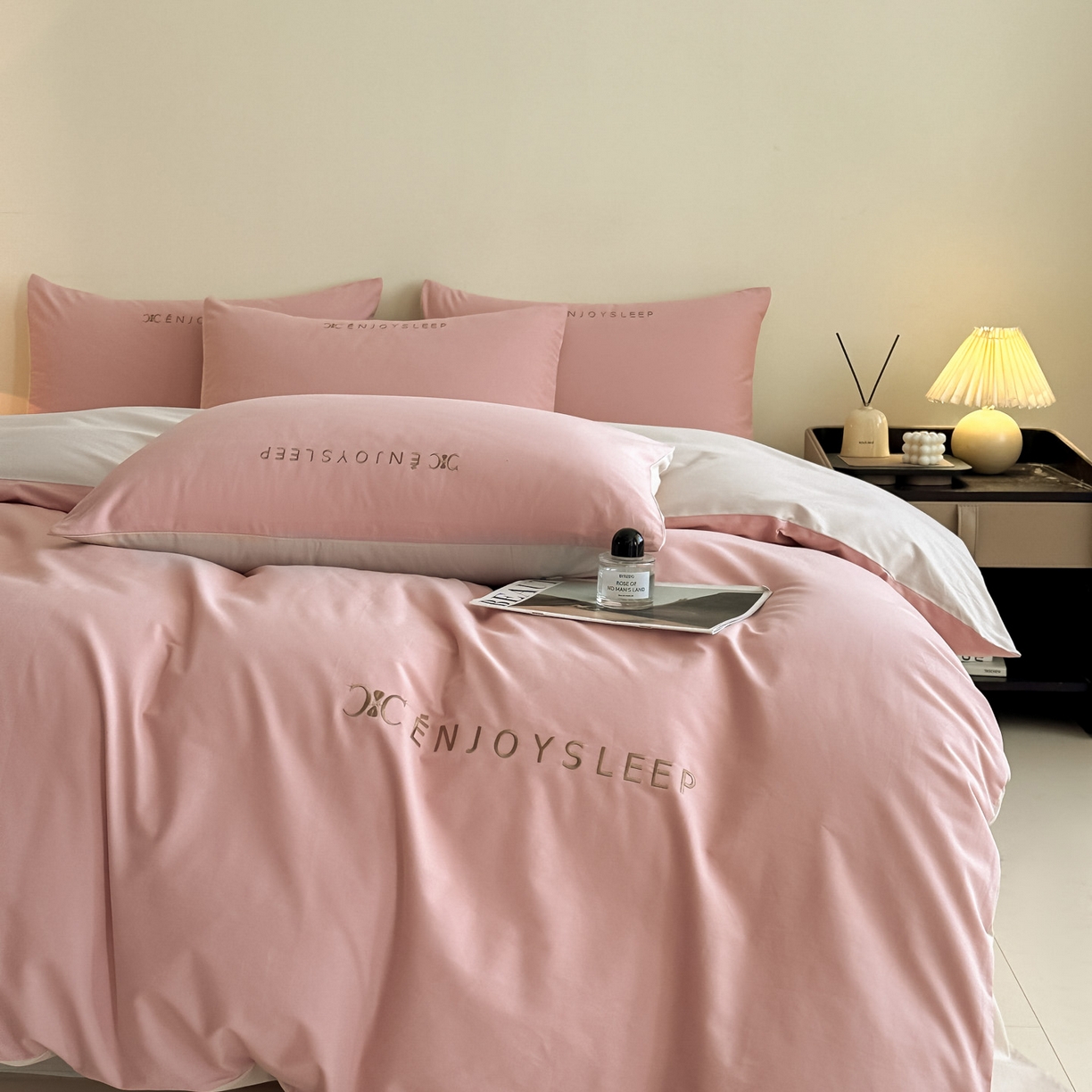 91家纺网 家纺一手货源 找家纺 小叮当家纺仓储工厂店 (买家秀 爆款花型 不断货)2025新款A类全棉纯棉加厚磨毛刺绣纯棉不掉毛四件套 缪斯-藕荷粉+印月灰