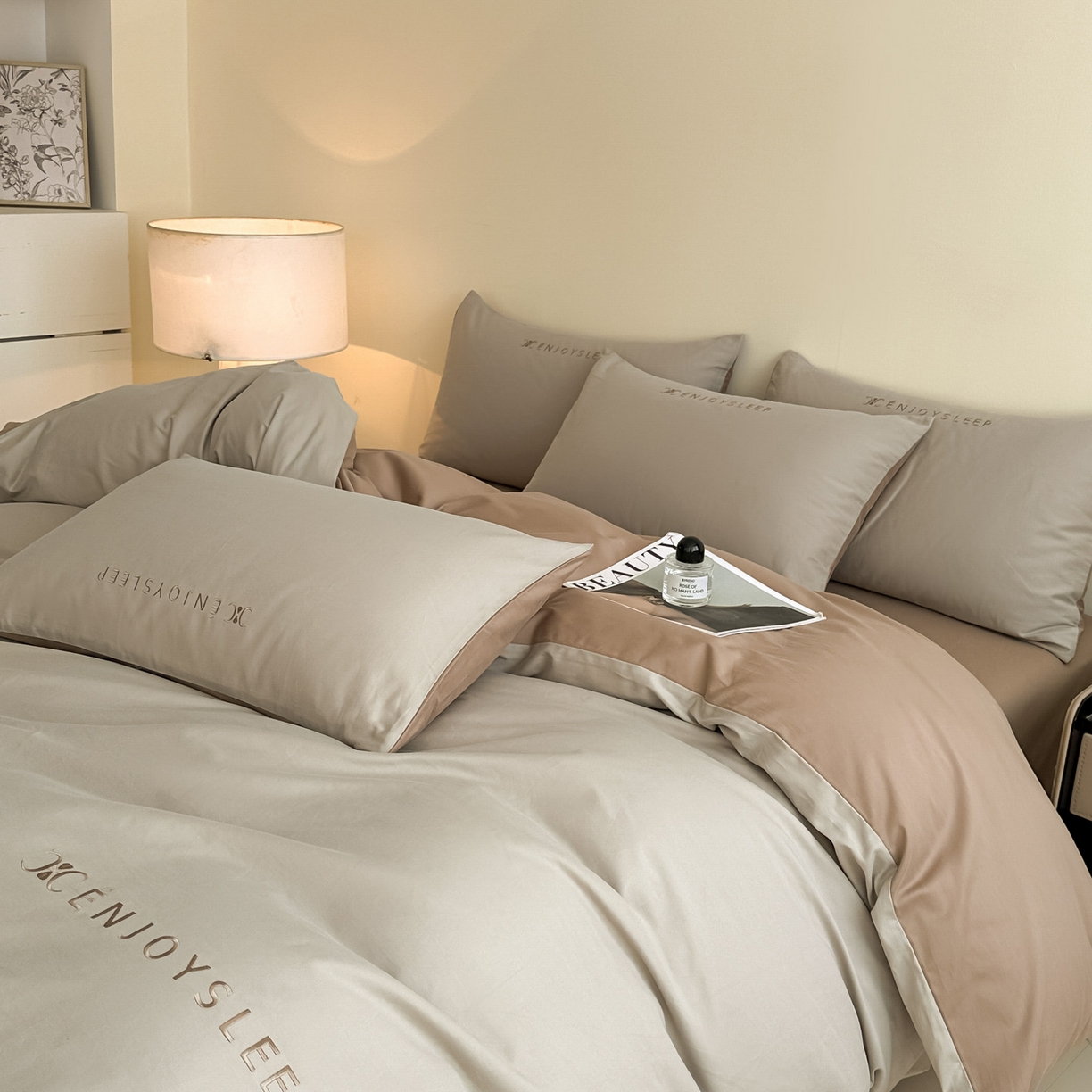 91家纺网 家纺一手货源 找家纺 小叮当家纺仓储工厂店 (买家秀 爆款花型 不断货)2025新款A类全棉纯棉加厚磨毛刺绣纯棉不掉毛四件套 缪斯-星辰灰+亚麻咖