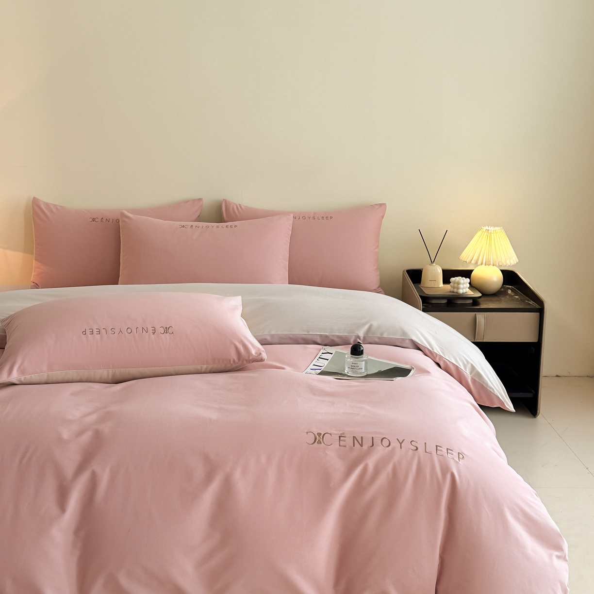 91家纺网 家纺一手货源 找家纺 小叮当家纺仓储工厂店 (买家秀 爆款花型 不断货)2025新款A类全棉纯棉加厚磨毛刺绣纯棉不掉毛四件套 缪斯-藕荷粉+印月灰