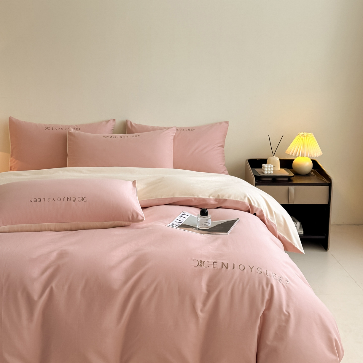 91家纺网 家纺一手货源 找家纺 小叮当家纺仓储工厂店 (买家秀 爆款花型 不断货)2025新款A类全棉纯棉加厚磨毛刺绣纯棉不掉毛四件套 缪斯-暖心粉+星月米