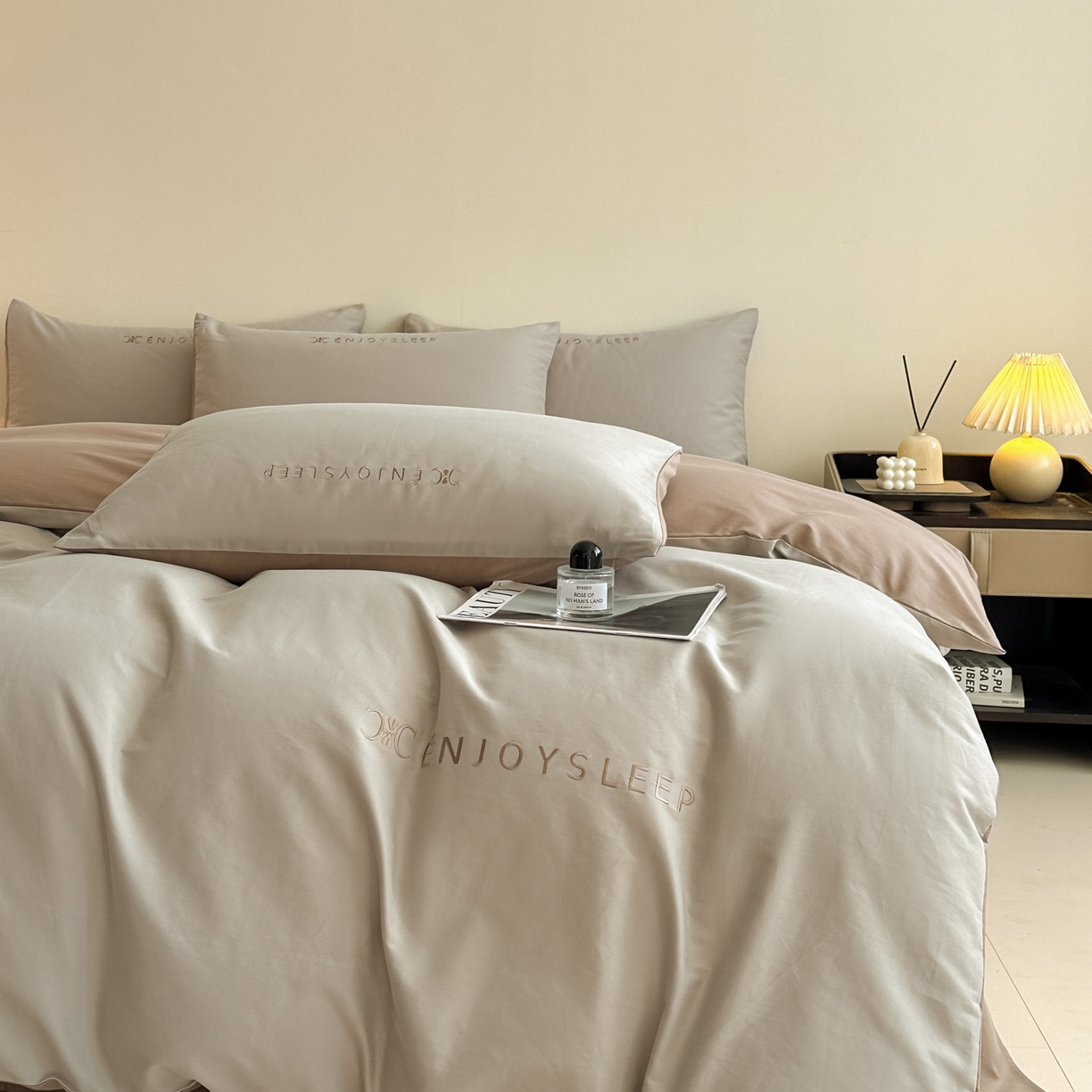 91家纺网 家纺一手货源 找家纺 小叮当家纺仓储工厂店 (买家秀 爆款花型 不断货)2025新款A类全棉纯棉加厚磨毛刺绣纯棉不掉毛四件套 缪斯-星辰灰+亚麻咖