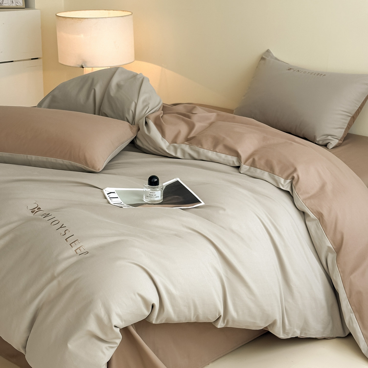 91家纺网 家纺一手货源 找家纺 小叮当家纺仓储工厂店 (买家秀 爆款花型 不断货)2025新款A类全棉纯棉加厚磨毛刺绣纯棉不掉毛四件套 缪斯-星辰灰+亚麻咖