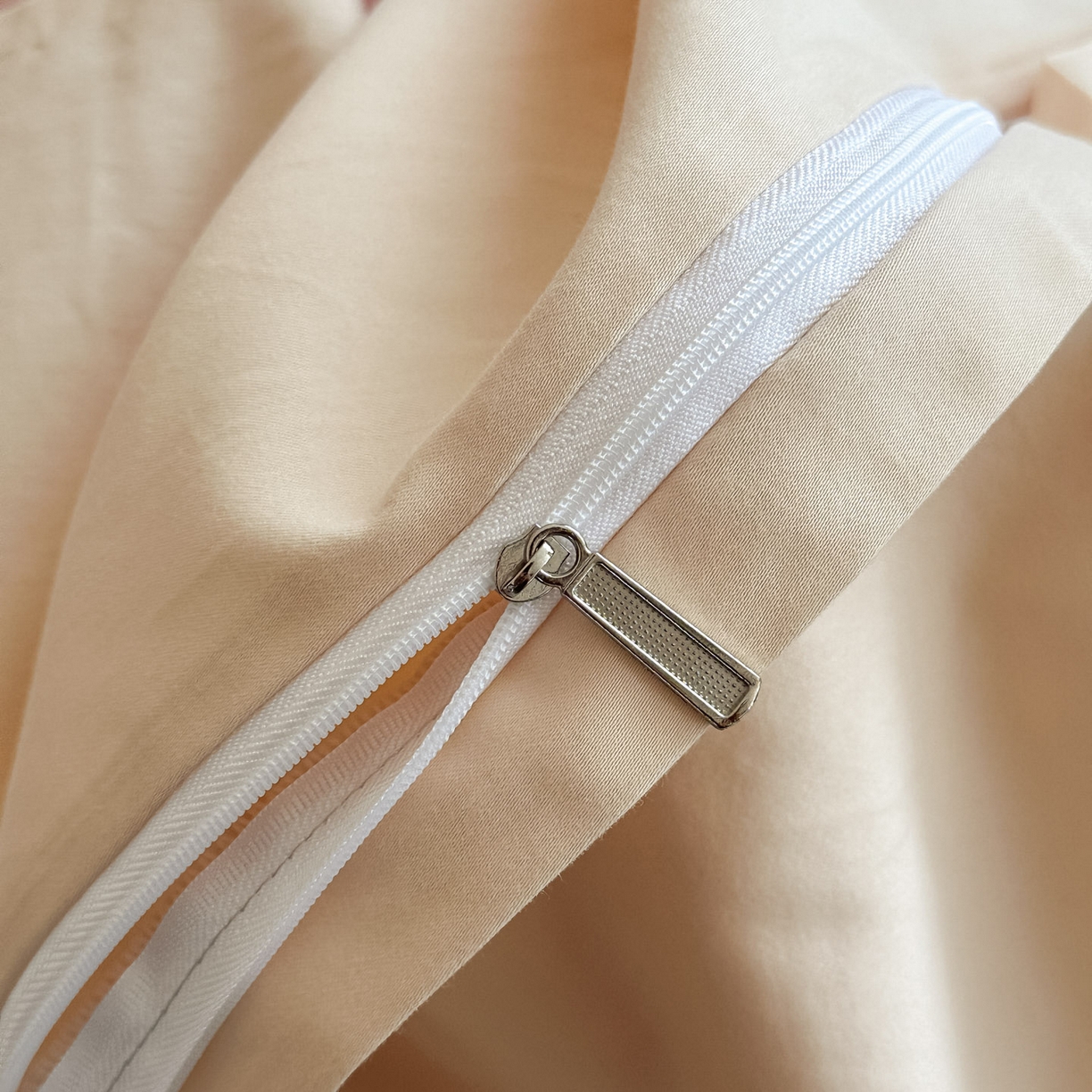 91家纺网 家纺一手货源 找家纺 小叮当家纺仓储工厂店 (买家秀 爆款花型 不断货)2025新款A类全棉纯棉加厚磨毛刺绣纯棉不掉毛四件套 缪斯-暖心粉+星月米