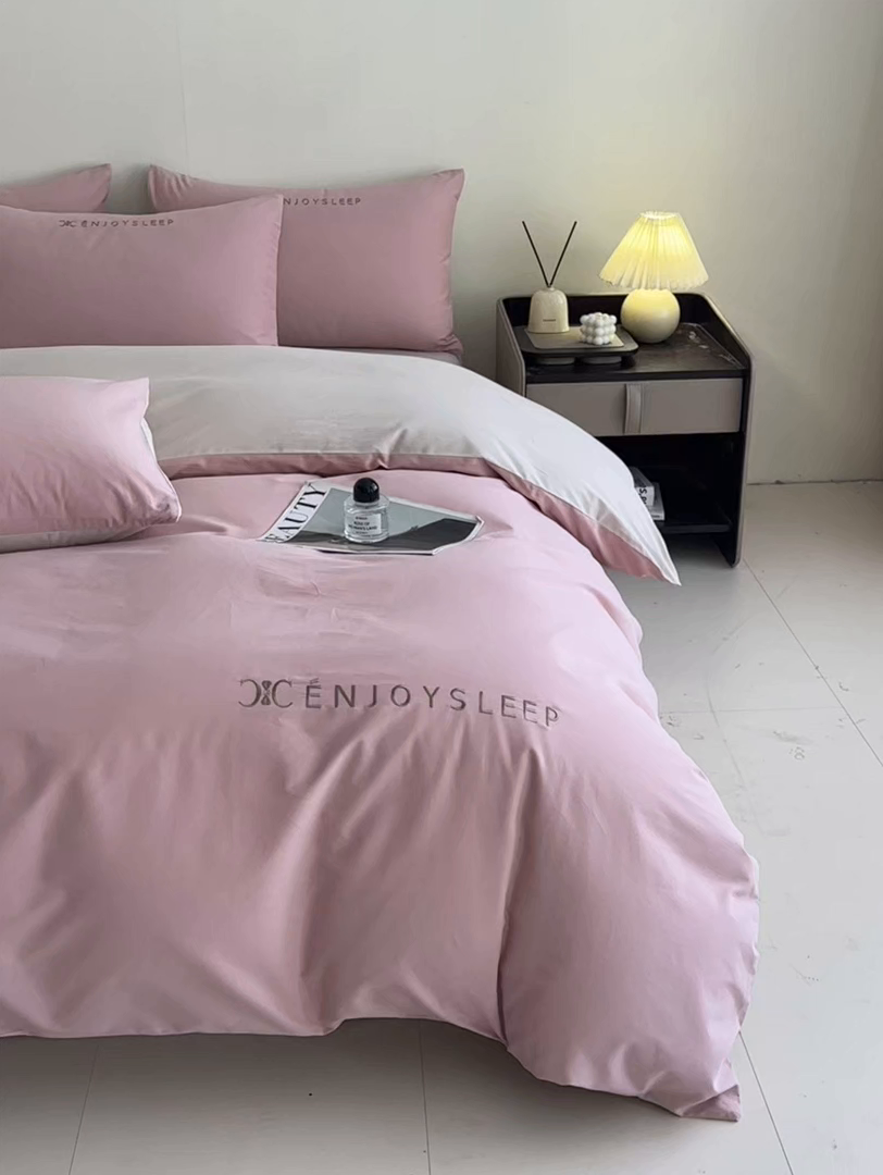 91家纺网 家纺一手货源 找家纺 小叮当家纺仓储工厂店 (买家秀 爆款花型 不断货)2025新款A类全棉纯棉加厚磨毛刺绣纯棉不掉毛四件套 缪斯-藕荷粉+印月灰