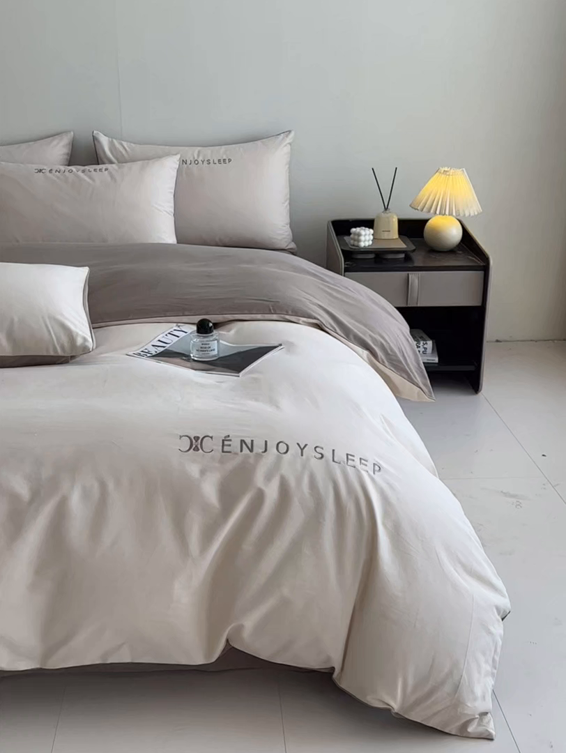 91家纺网 家纺一手货源 找家纺 小叮当家纺仓储工厂店 (买家秀 爆款花型 不断货)2025新款A类全棉纯棉加厚磨毛刺绣纯棉不掉毛四件套 缪斯-星辰灰+亚麻咖