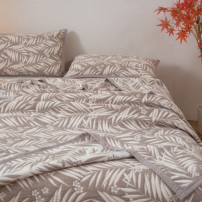 91家纺网 家纺一手货源 找家纺 小叮当家纺仓储工厂店 (买家秀 爆款花型 不断货)2025新款A类三层纱纱布毛巾被单品床盖单件床盖 叶美-赤铜棕