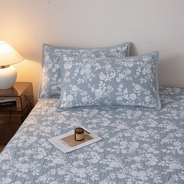 91家纺网 家纺一手货源 找家纺 小叮当家纺仓储工厂店 (买家秀 爆款花型 不断货)2025新款A类三层纱纱布毛巾被单品床盖单件床盖 慕白-碟翅蓝