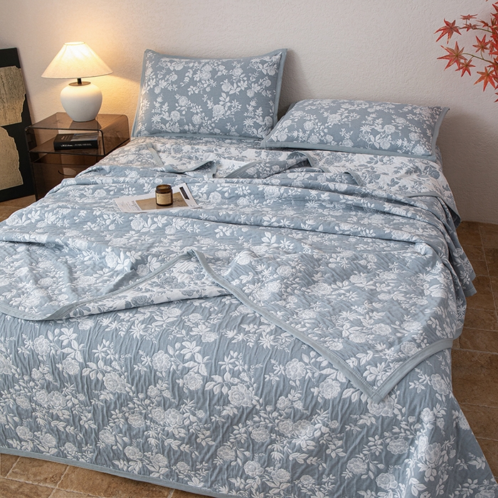 91家纺网 家纺一手货源 找家纺 小叮当家纺仓储工厂店 (买家秀 爆款花型 不断货)2025新款A类三层纱纱布毛巾被单品床盖单件床盖 慕白-碟翅蓝