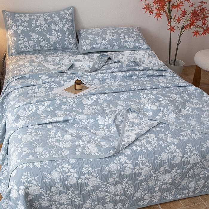 91家纺网 家纺一手货源 找家纺 小叮当家纺仓储工厂店 (买家秀 爆款花型 不断货)2025新款A类三层纱纱布毛巾被单品床盖单件床盖 慕白-碟翅蓝