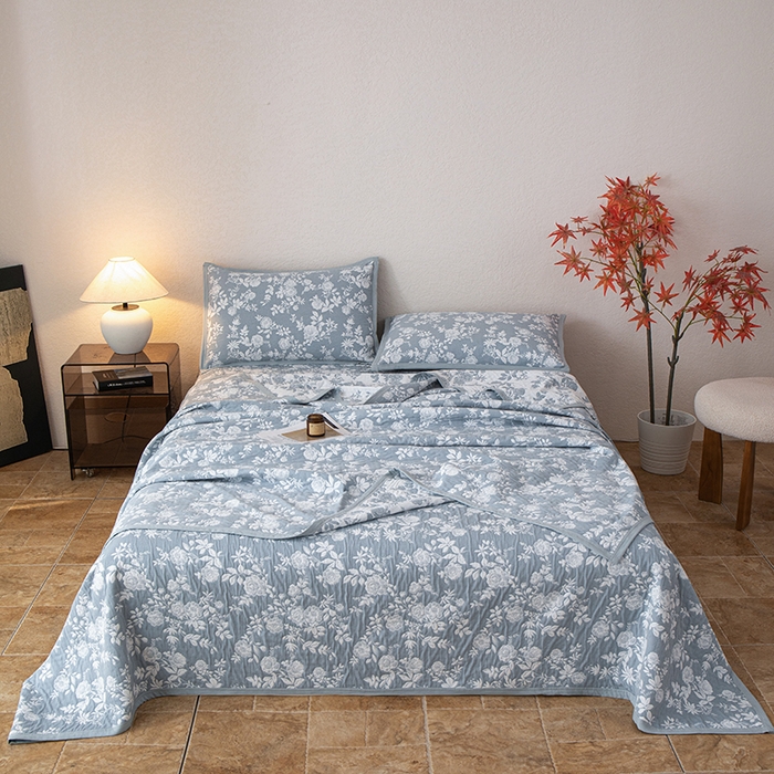 91家纺网 家纺一手货源 找家纺 小叮当家纺仓储工厂店 (买家秀 爆款花型 不断货)2025新款A类三层纱纱布毛巾被单品床盖单件床盖 慕白-碟翅蓝