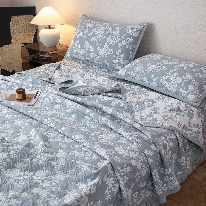 91家纺网 家纺一手货源 找家纺 小叮当家纺仓储工厂店 (买家秀 爆款花型 不断货)2025新款A类三层纱纱布毛巾被单品床盖单件床盖 慕白-碟翅蓝