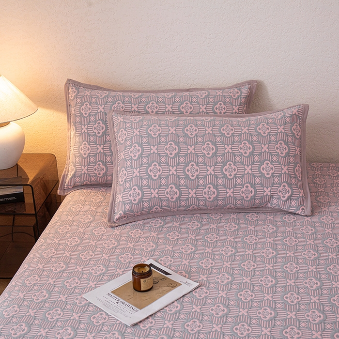 91家纺网 家纺一手货源 找家纺 小叮当家纺仓储工厂店 (买家秀 爆款花型 不断货)2025新款A类三层纱纱布毛巾被单品床盖单件床盖 可丽之彩-玫瑰粉