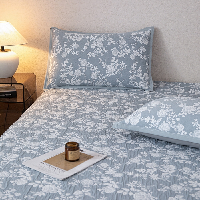 91家纺网 家纺一手货源 找家纺 小叮当家纺仓储工厂店 (买家秀 爆款花型 不断货)2025新款A类三层纱纱布毛巾被单品床盖单件床盖 慕白-碟翅蓝