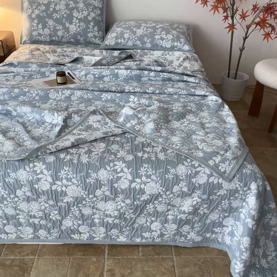 91家纺网 家纺一手货源 找家纺 小叮当家纺仓储工厂店 (买家秀 爆款花型 不断货)2025新款A类三层纱纱布毛巾被单品床盖单件床盖 慕白-碟翅蓝