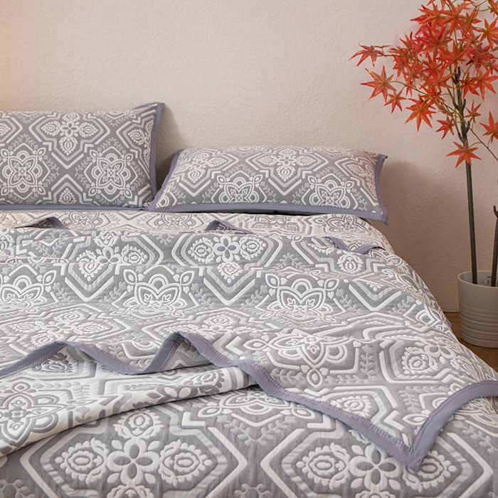 91家纺网 家纺一手货源 找家纺 小叮当家纺仓储工厂店 (买家秀 爆款花型 不断货)2025新款A类三层纱纱布毛巾被单品床盖单件床盖 卡曼洛-锡器灰