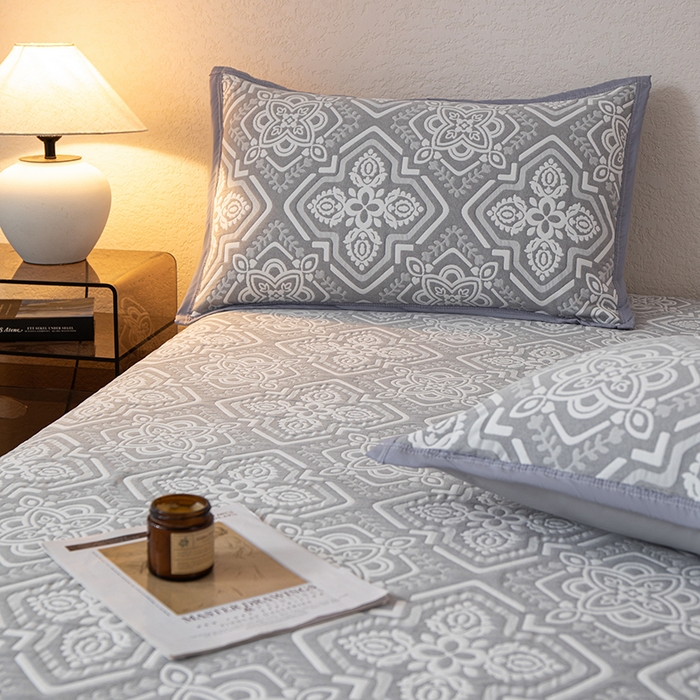 91家纺网 家纺一手货源 找家纺 小叮当家纺仓储工厂店 (买家秀 爆款花型 不断货)2025新款A类三层纱纱布毛巾被单品床盖单件床盖 卡曼洛-锡器灰