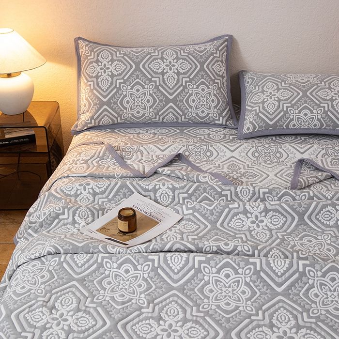 91家纺网 家纺一手货源 找家纺 小叮当家纺仓储工厂店 (买家秀 爆款花型 不断货)2025新款A类三层纱纱布毛巾被单品床盖单件床盖 卡曼洛-锡器灰