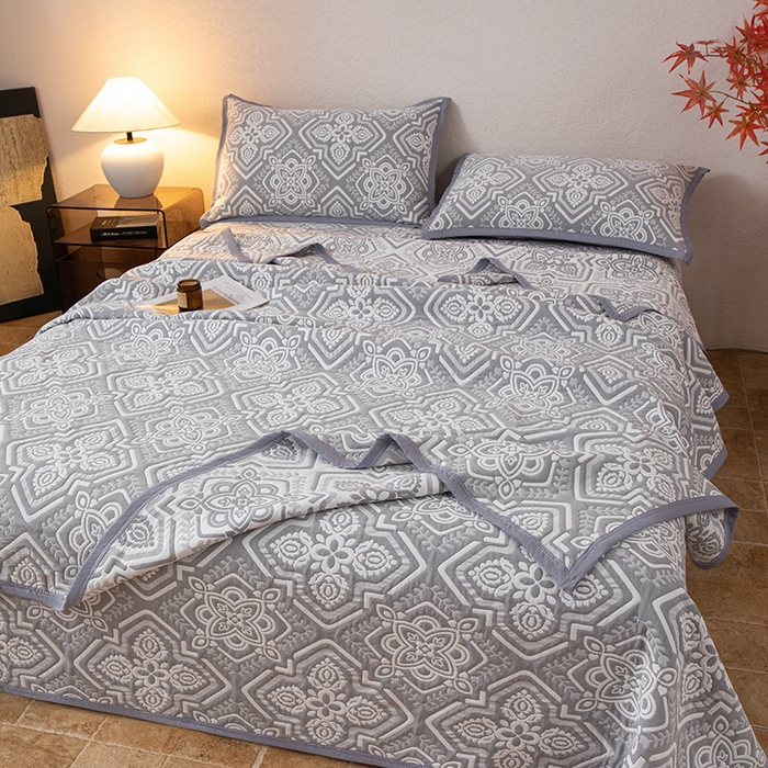 91家纺网 家纺一手货源 找家纺 小叮当家纺仓储工厂店 (买家秀 爆款花型 不断货)2025新款A类三层纱纱布毛巾被单品床盖单件床盖 卡曼洛-锡器灰