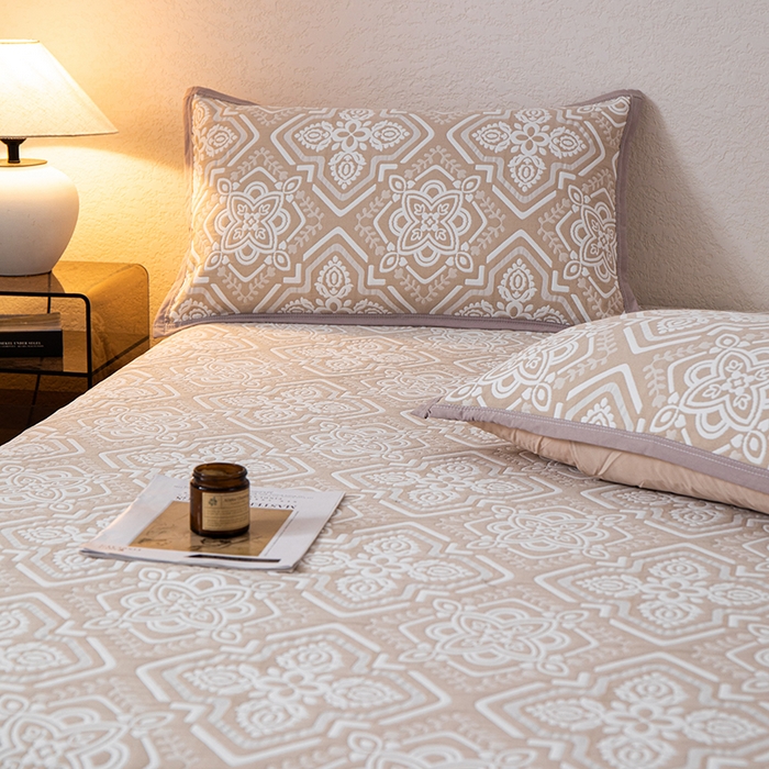 91家纺网 家纺一手货源 找家纺 小叮当家纺仓储工厂店 (买家秀 爆款花型 不断货)2025新款A类三层纱纱布毛巾被单品床盖单件床盖 卡曼洛-深棕