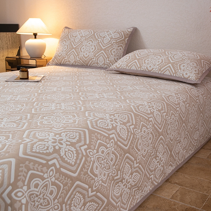 91家纺网 家纺一手货源 找家纺 小叮当家纺仓储工厂店 (买家秀 爆款花型 不断货)2025新款A类三层纱纱布毛巾被单品床盖单件床盖 卡曼洛-深棕